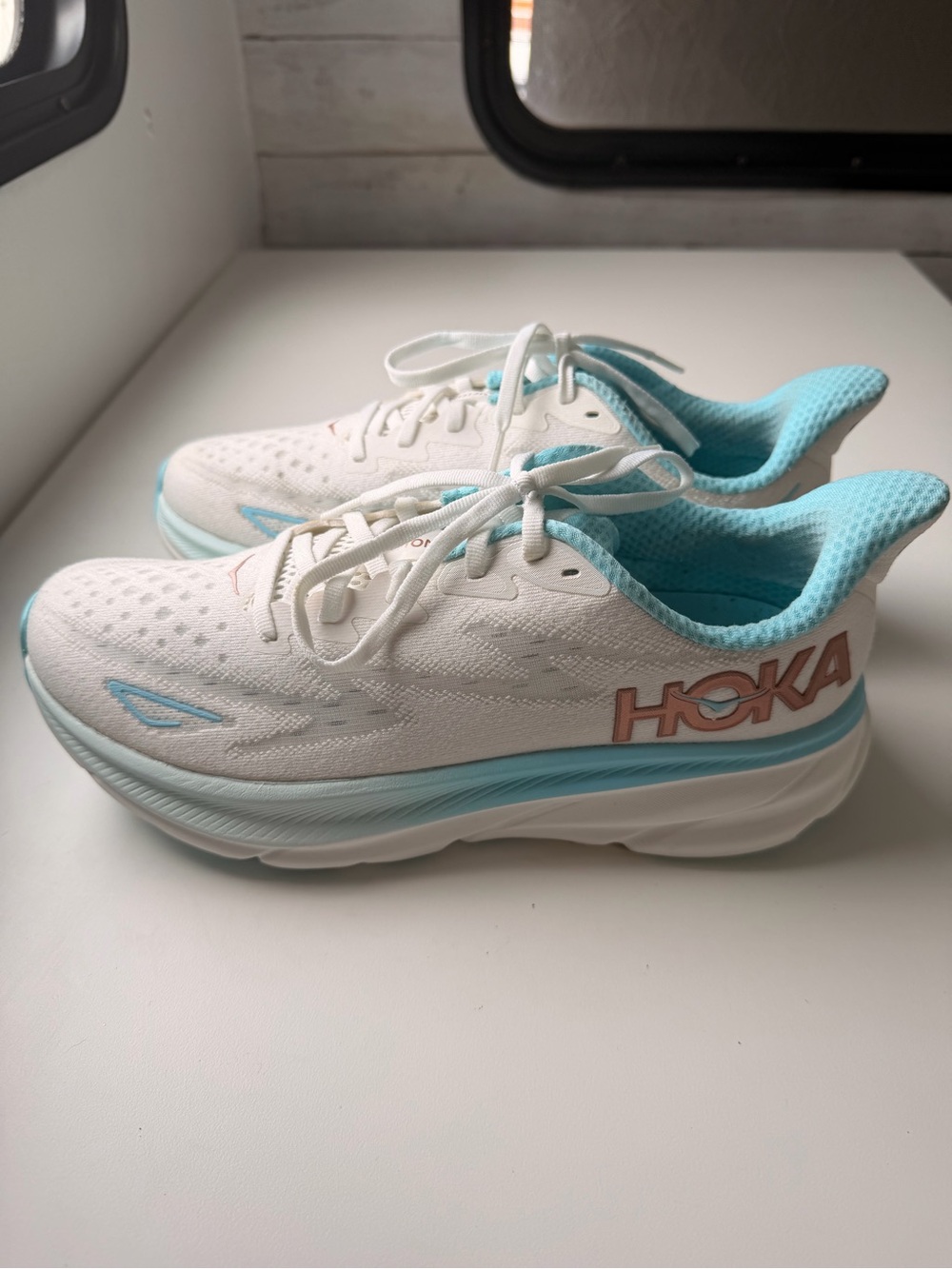 Hoka Women's Clifton 9 White & Aqua Trainer Shoes Size 9.5B
